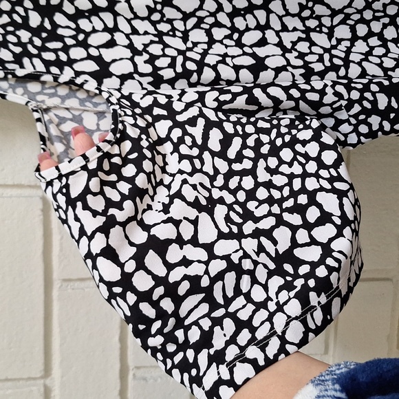 Arna York Black & White  Cold-Shoulder Criss/Cross Front Blouse. Size 30/32 NWT - Picture 4 of 9